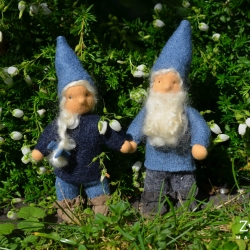 Inga und Mika im Garten-min