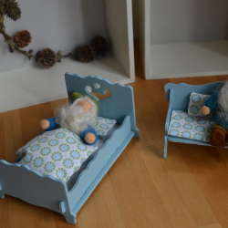 Zwerge mit Bett und Bank